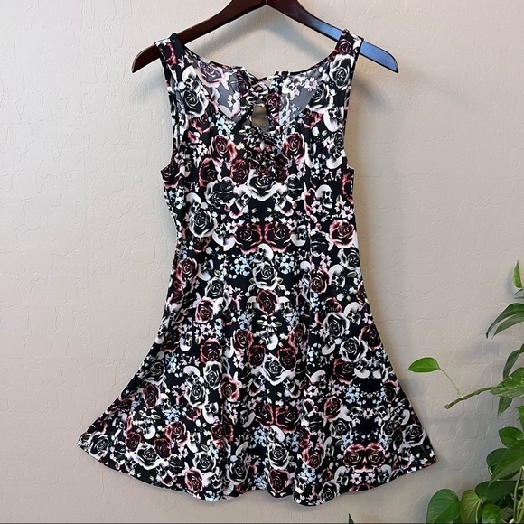 Hot Topic skulls and roses pinup keyhole back mini dress, stretchy, black,SM - Picture 3 of 13